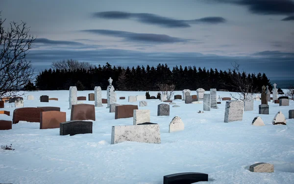 Кладбище зимой — стоковое фото