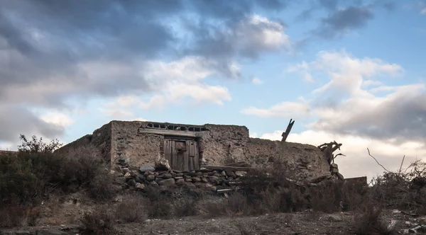 Заброшенный каменный дом — стоковое фото