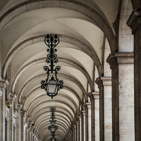 Arco e luzes de rua — Fotografia de Stock