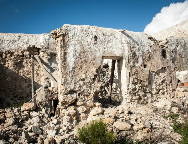 Crumbling stone building — Stock Photo, Image