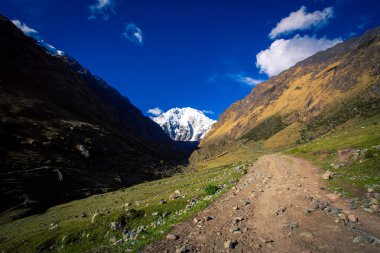 Peru 'da bir vadide yürüyüş parkurunda