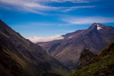 Peru 'daki dağlar ve bulutlar 