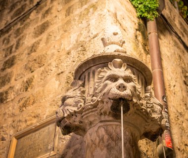 Dubrovnik 'te bir binada heykel. 
