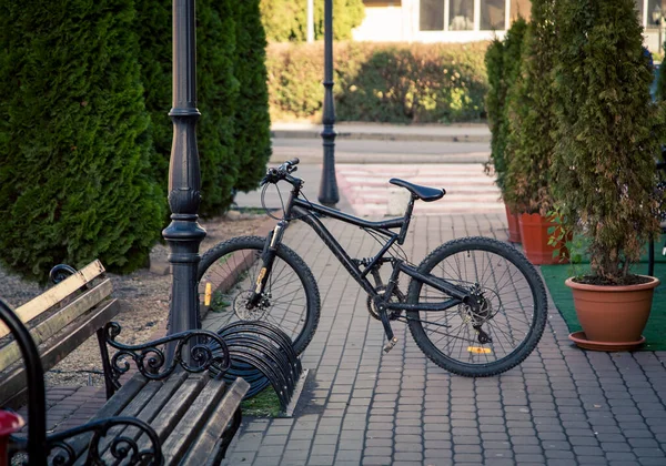 Ποδήλατο Από Ένα Παγκάκι Στο Sighetu Marmatiei — Φωτογραφία Αρχείου