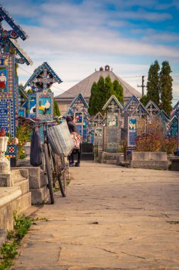 Romanya 'da bir mezarlıkta bisiklet 