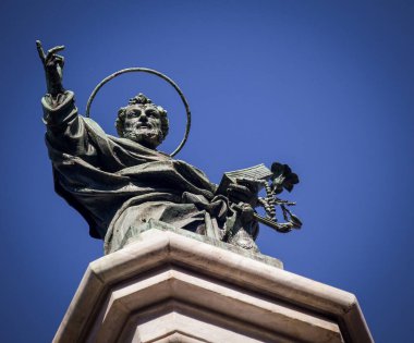 İtalya 'nın Napoli katedralinde dini bir heykel