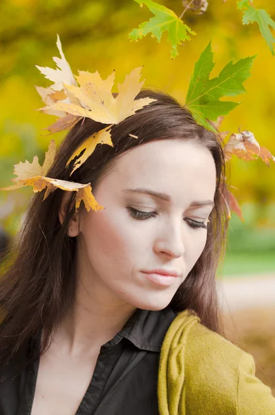 Belle femme élégante debout dans un parc en automne — Photo