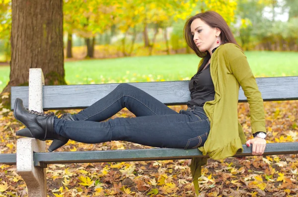 Belles femmes profiter de l'automne magique — Photo