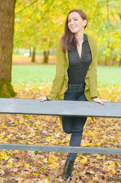 Belle femme dans le parc d'automne — Photo