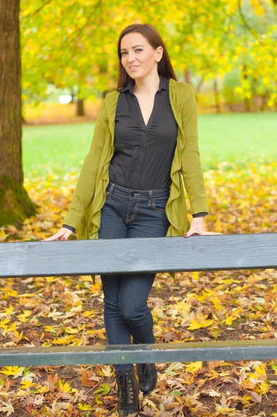 Belle femme dans le parc d'automne — Photo