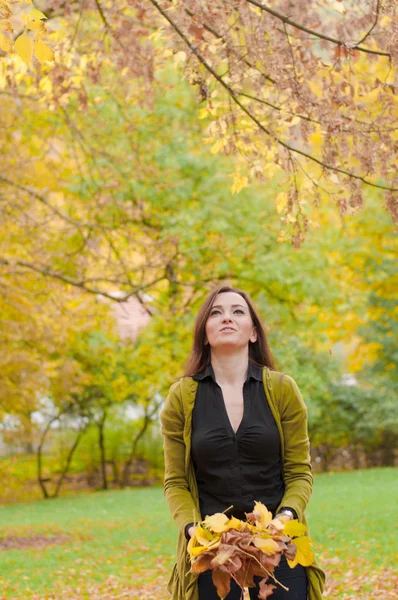 Indah elegan wanita berdiri di taman di musim gugur — Stok Foto