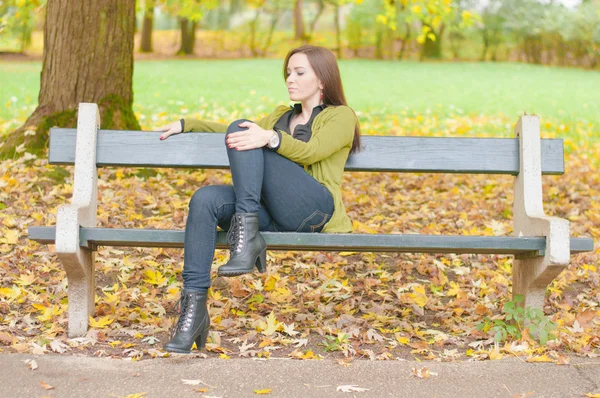 Mooie vrouwen genieten van magische herfst Stockfoto