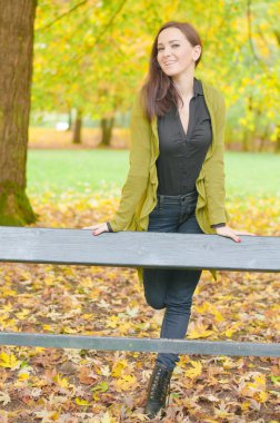 Sonbahar parkında güzel bir kadın