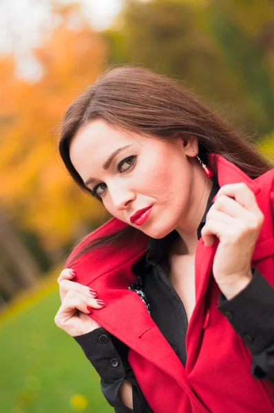 Portrait of girl in autumn — Stock Photo, Image