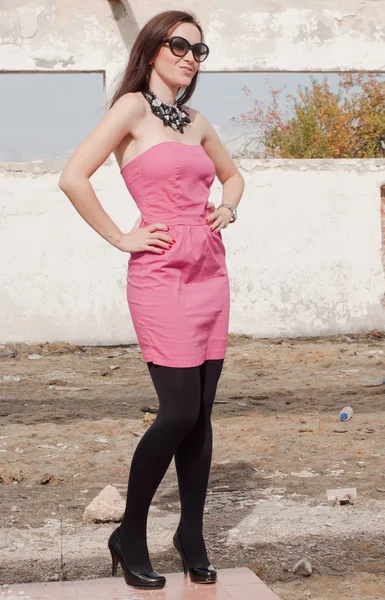 Mooie vrouw in roze jurk Rechtenvrije Stockafbeeldingen