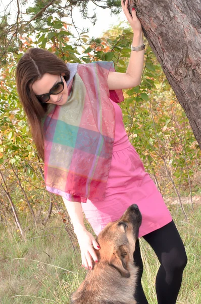 Retrato de mujer de pie en el parque con perro —  Fotos de Stock