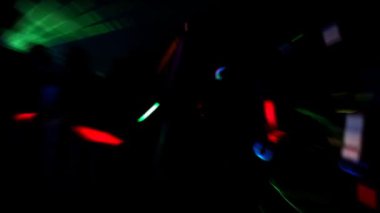 insanlar bir diskoda dans