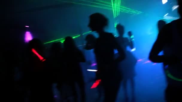 Люди танцуют на дискотеке — стоковое видео
