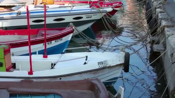 Barcos e iates no porto — Vídeo de Stock