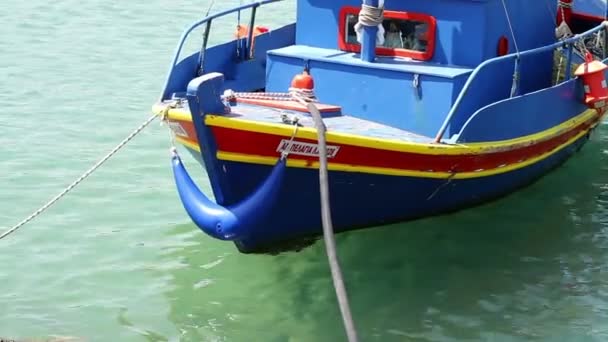 Boote und Yachten im Seehafen — Stockvideo