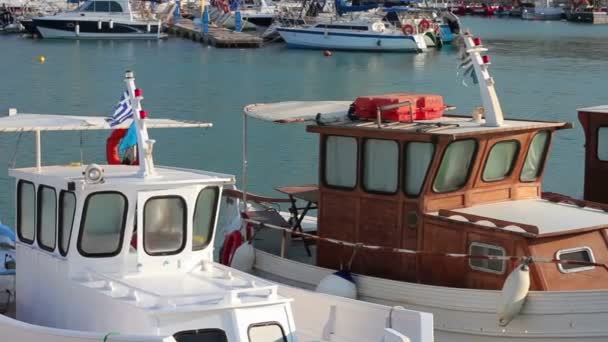 Barcos e iates no porto — Vídeo de Stock