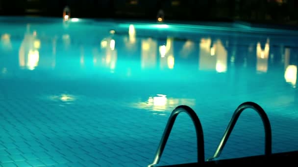 Zwembad in de avond — Stockvideo