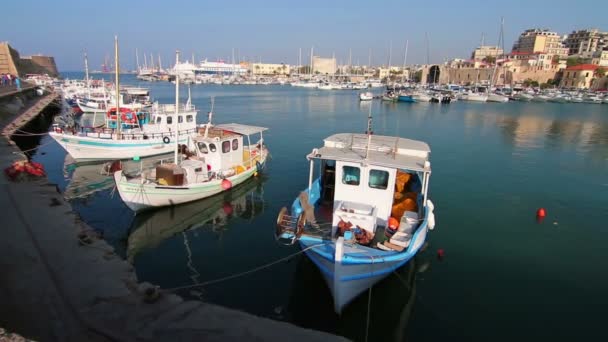 Barcos y yates en el puerto — Vídeo de stock