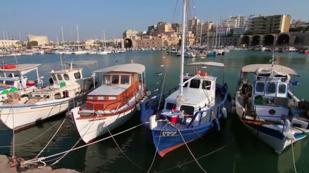 Boten en jachten in de seaport — Stockvideo