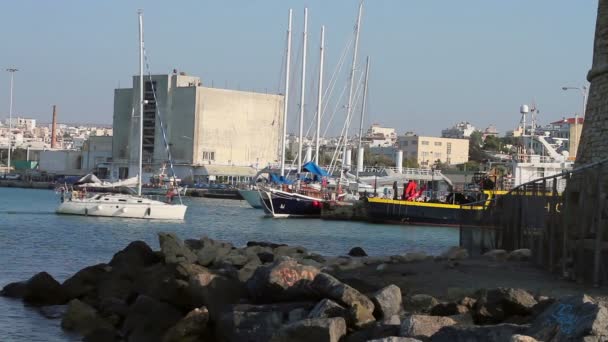 The yacht calling at the port — Stock Video