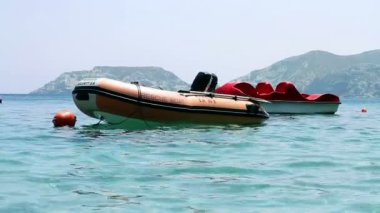 Kurtarma botları sway sahil, deniz dalga