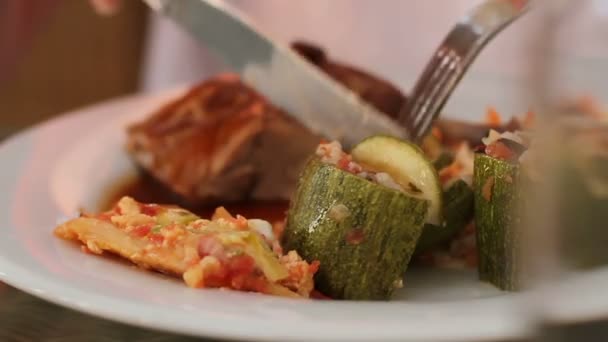 Lezzetli, pişmiş yemek yiyen insanlar — Stok video