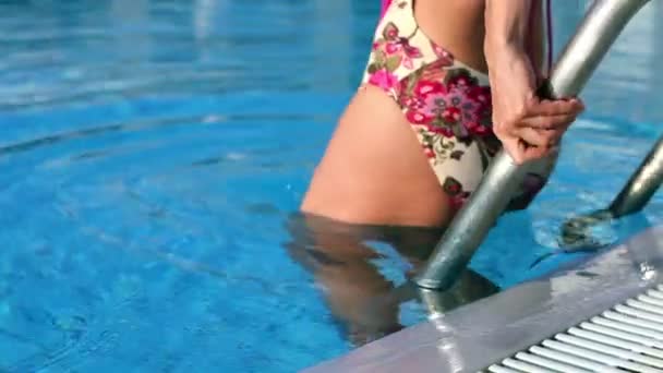 Mulher na piscina — Vídeo de Stock