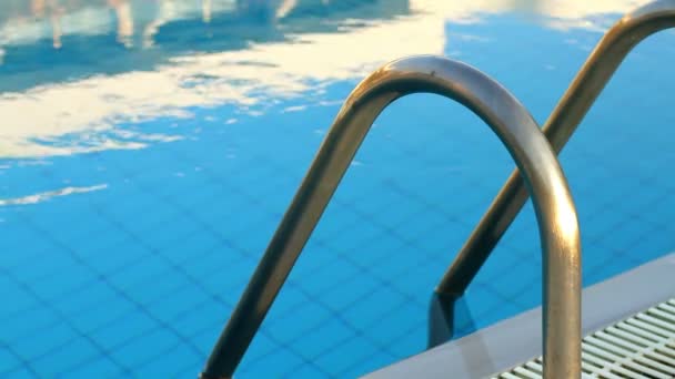 Piscina a diferentes horas del día — Vídeos de Stock