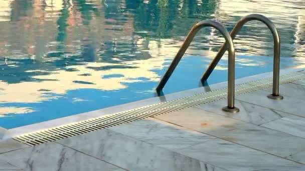 Piscina a diferentes horas del día — Vídeos de Stock