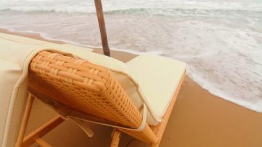 Deniz kenarında şezlong. huzurlu bir tatil