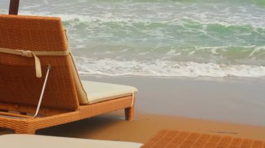 Deniz kenarında şezlong. huzurlu bir tatil