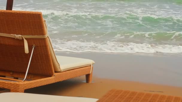 Camas de sol à beira-mar. Um feriado pacífico — Vídeo de Stock