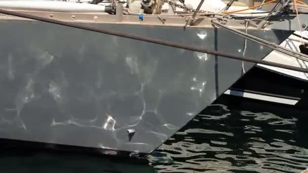 Yachts et bateaux amarrés au port — Video