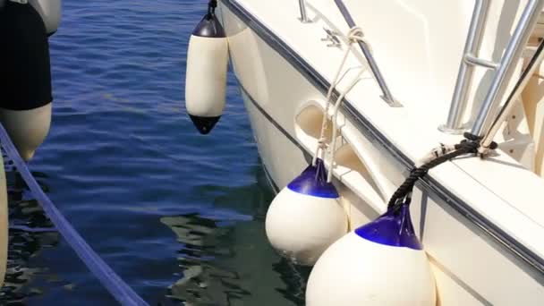 Yachts et bateaux amarrés au port — Video