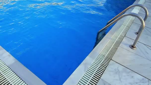 青い水のプール — ストック動画