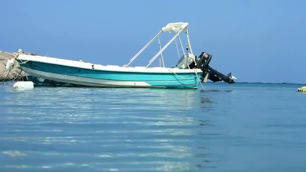 Boot auf dem Wasser — Stockvideo