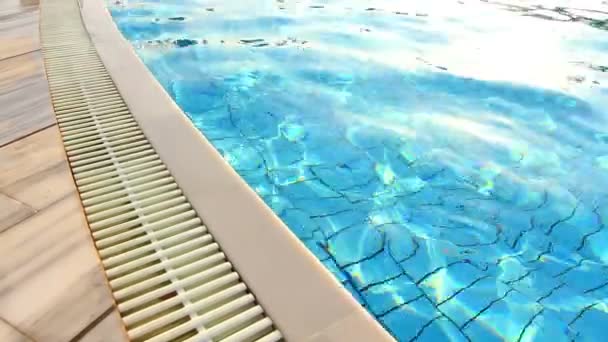 Blauwe water zwembaden — Stockvideo
