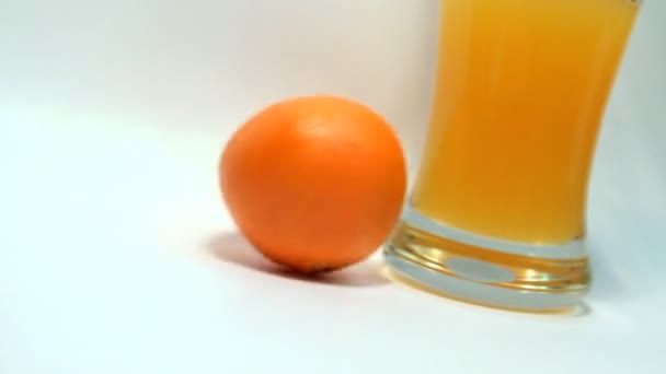 Juice and fresh fruit — Stock Video