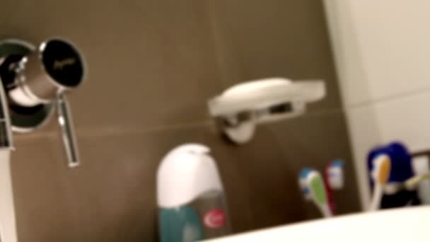 Кран в ванной комнате — стоковое видео