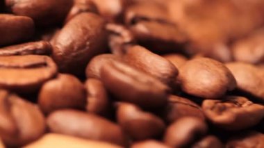 Kahve çekirdekleri masada.