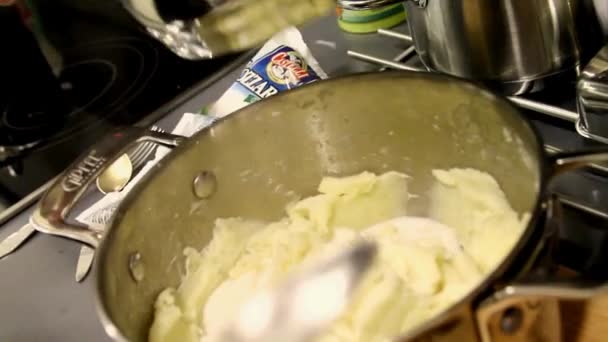 Förbereda potatis puré — Stockvideo