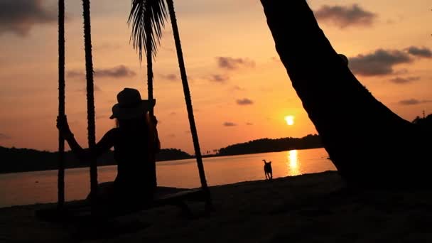 Flickor på stranden — Stockvideo