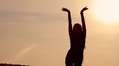 Kız plaj ve gece günbatımı