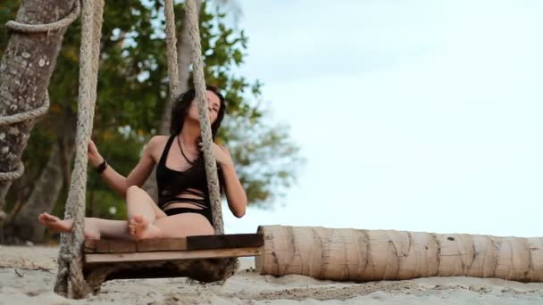 Mädchen am Strand — Stockvideo