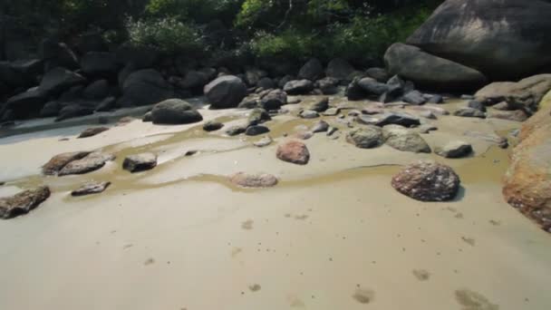 Rocheuses rochers la tempête mer — Video